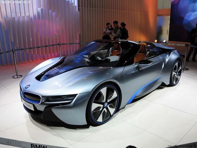 Video: BMW i8 Spyder si Seria 3 Li la Salonul auto de la Beijing 2012