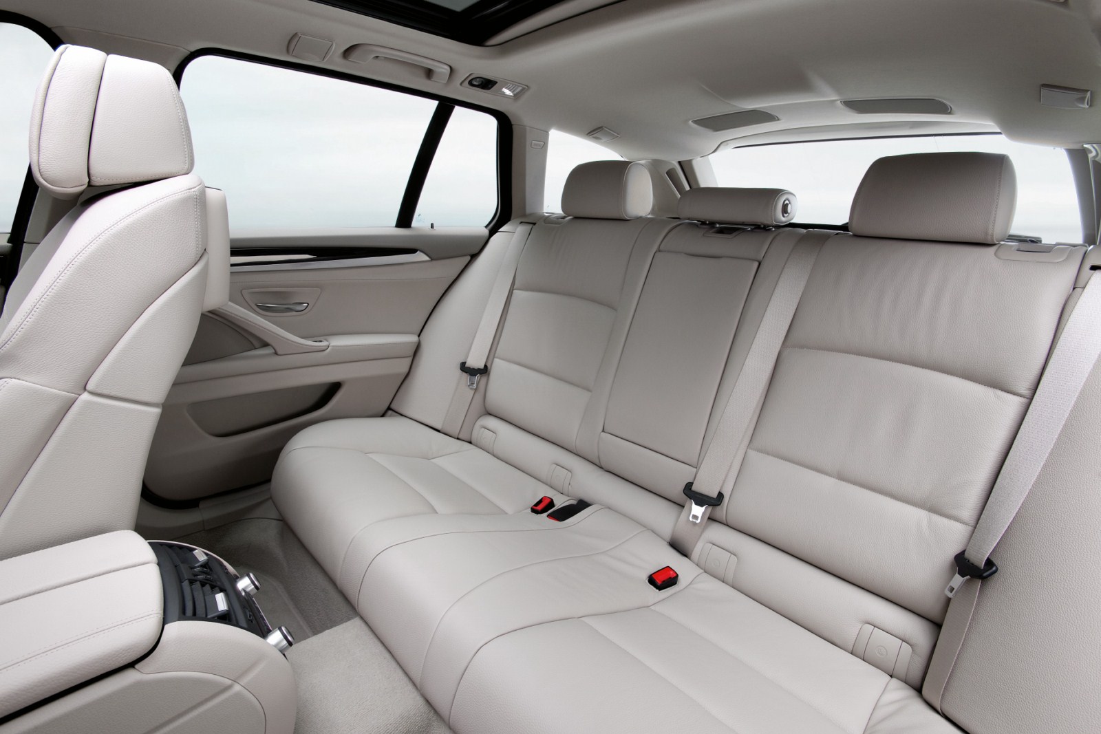 2011-bmw-5-series-touring-wagon-41.jpg