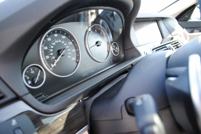 2011-bmw-535i-interior-21