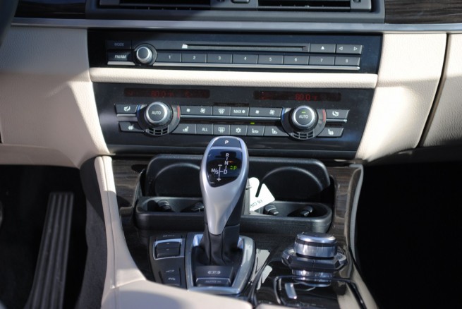2011-bmw-535i-interior-24