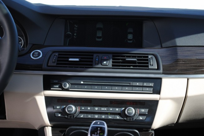 2011-bmw-535i-interior-25