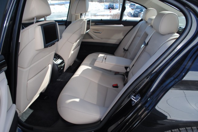 2011-bmw-535i-interior-29
