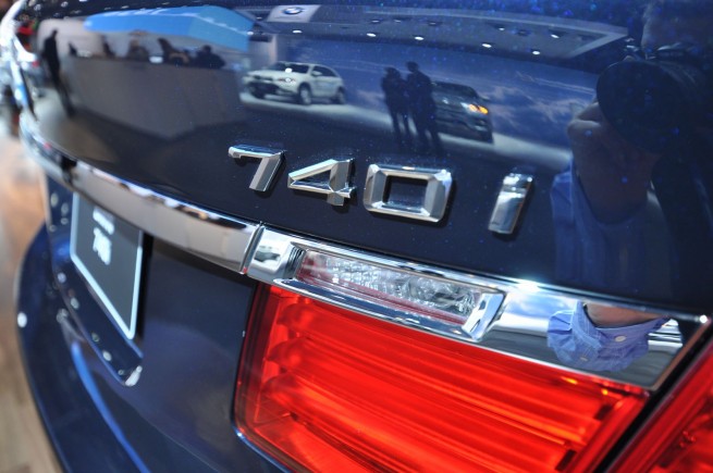 2011-bmw-740i-20