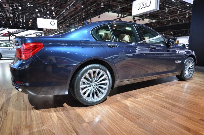 2011-bmw-740i-22