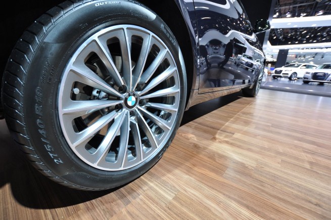 2011-bmw-740i-23
