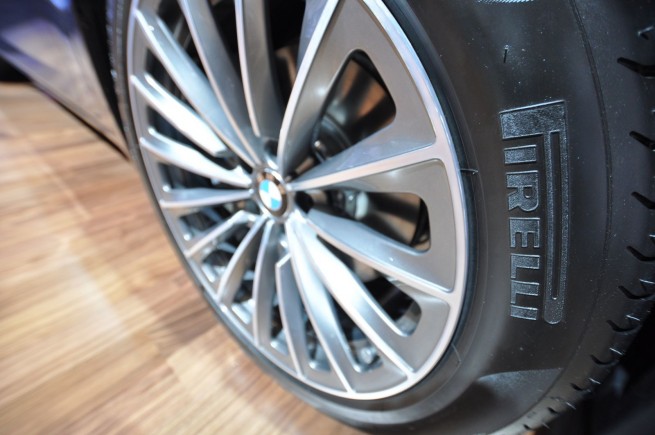2011-bmw-740i-26