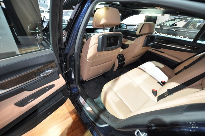 2011-bmw-740i-31