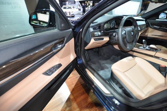 2011-bmw-740i-32