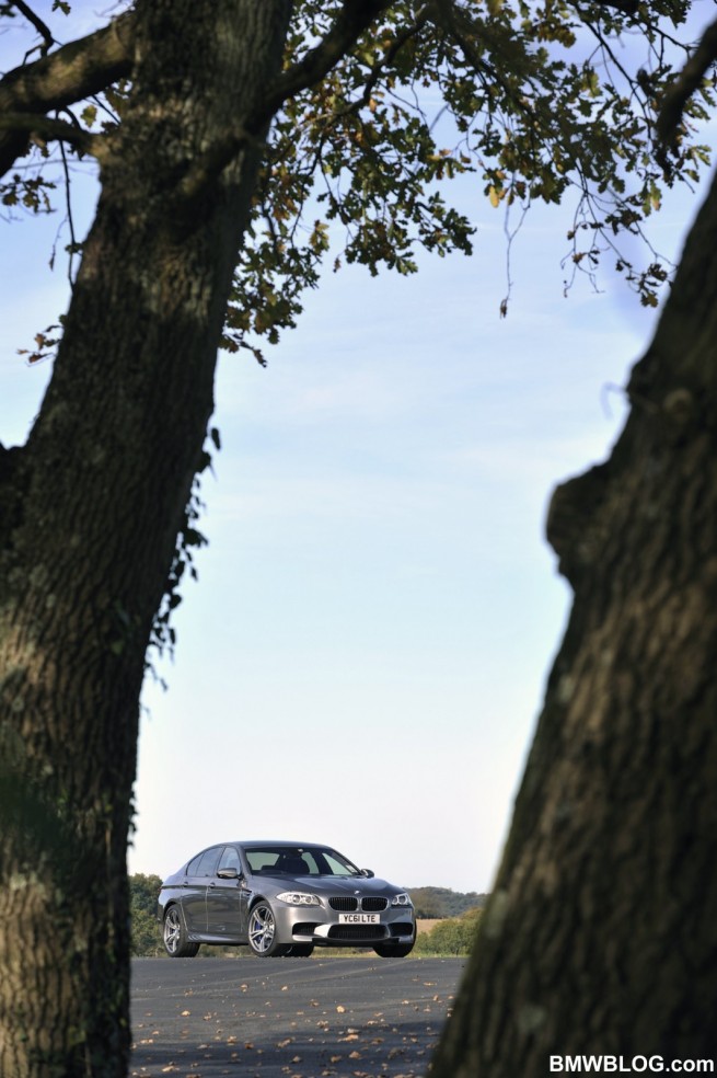 2012-BMW-M5-F10-35