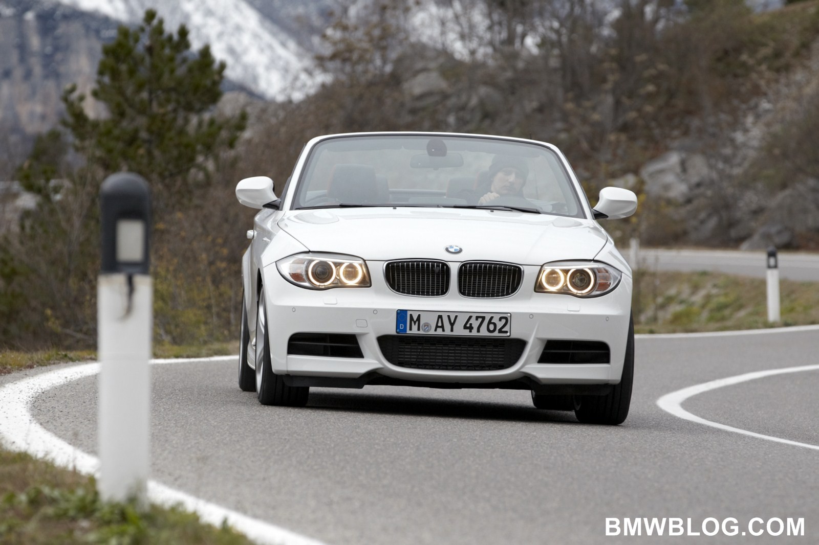 The four standard airbags in the 2012 BMW 1 Series Convertible