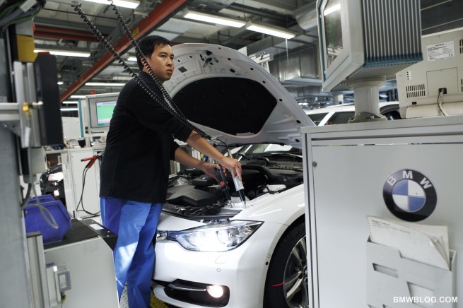 2012-bmw-3-series-production-24