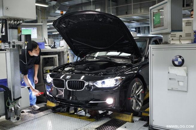 2012-bmw-3-series-production-27
