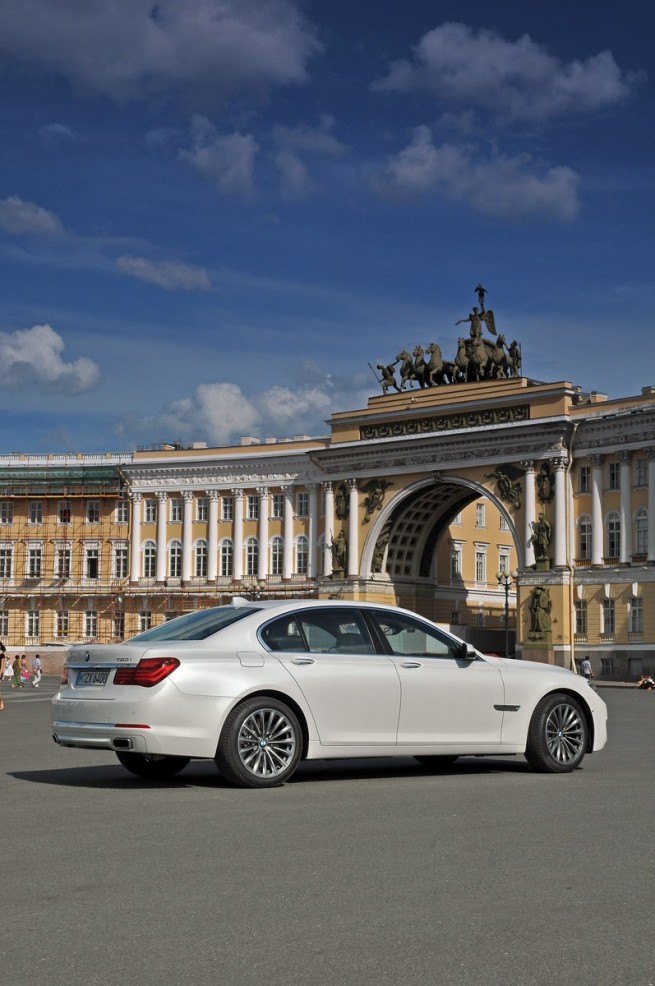 2013-bmw-7-series-21