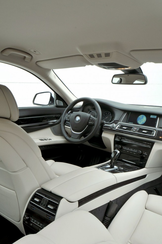 2013-bmw-7-series-26