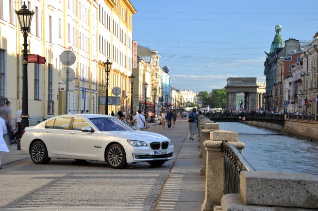 2013-bmw-7-series-27