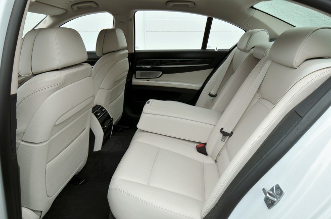 2013-bmw-7-series-28