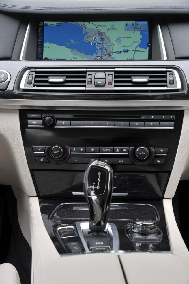 2013-bmw-7-series-32