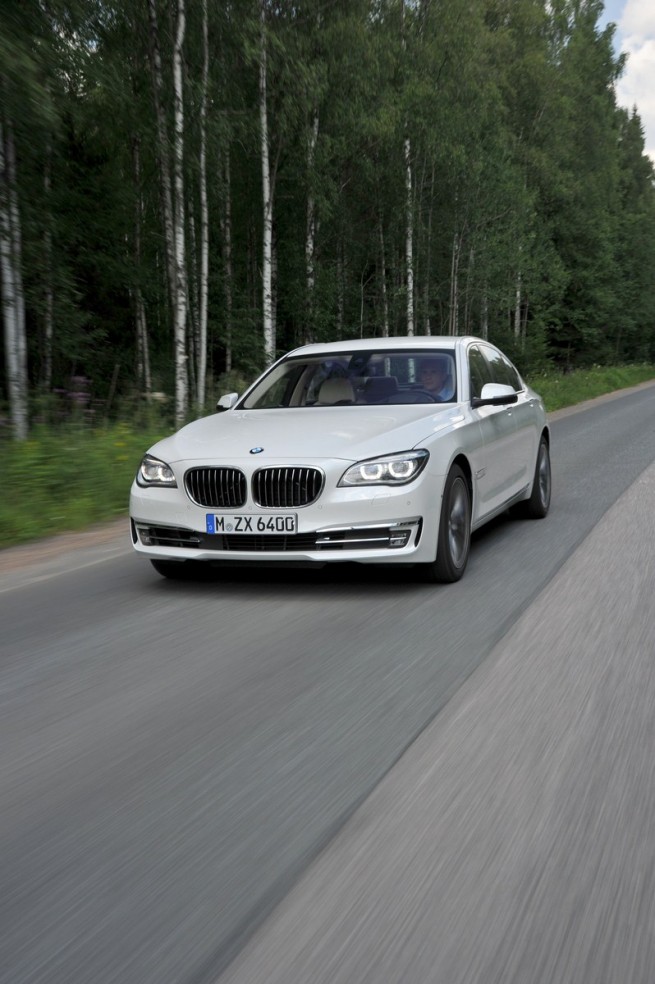 2013-bmw-7-series-33