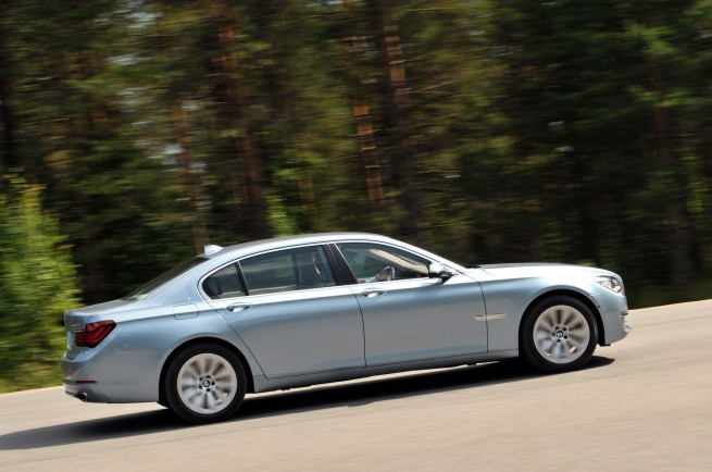 2013-bmw-7-series-hybrid-36