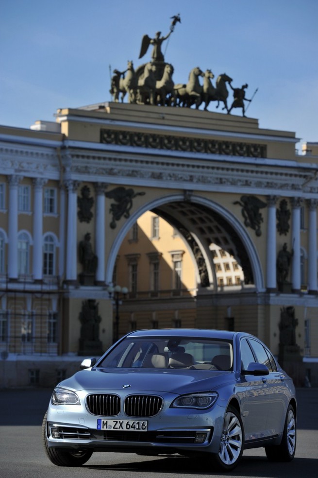 2013-bmw-7-series-hybrid-38