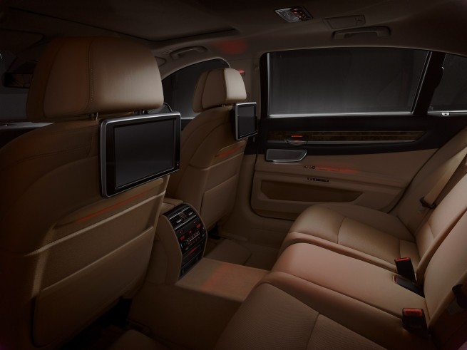 2013-bmw-7-series-interior-02