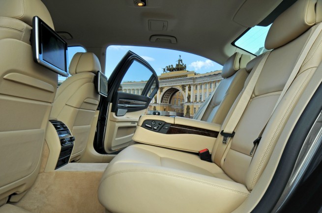 2013-bmw-7-series-long-wheelbase-38