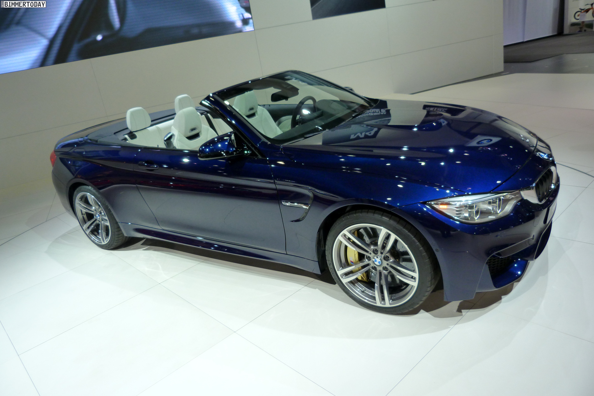 2014-BMW-M4-F83-Cabrio-Tansanitblau-AMI-Leipzig-LIVE-01