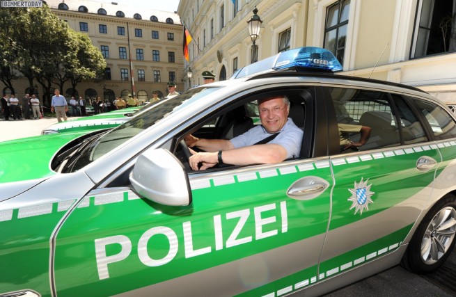 Uebergabe von zehn neuen BMW 5er Touring als Streifenwagen fuer die Bayerische Polizei