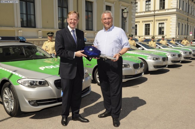 Uebergabe von zehn neuen BMW 5er Touring als Streifenwagen fuer die Bayerische Polizei