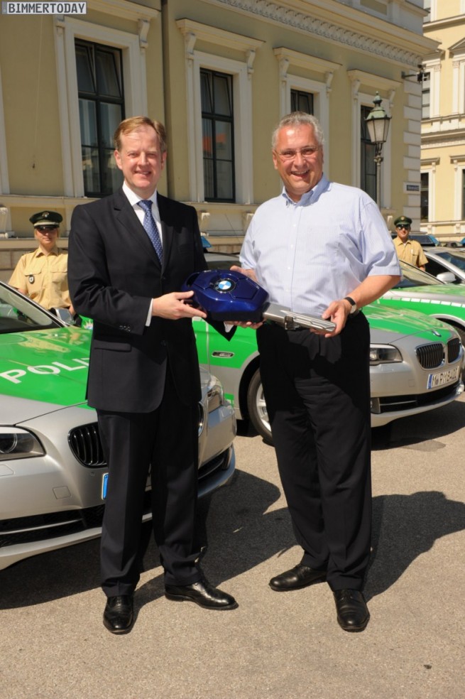 Uebergabe von zehn neuen BMW 5er Touring als Streifenwagen fuer die Bayerische Polizei