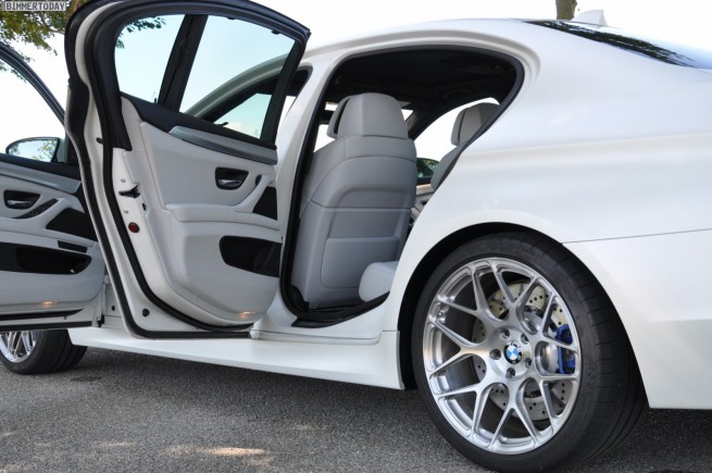 BMW-M5-F10-Frozen-White-Individual-2012-Innenraum-04