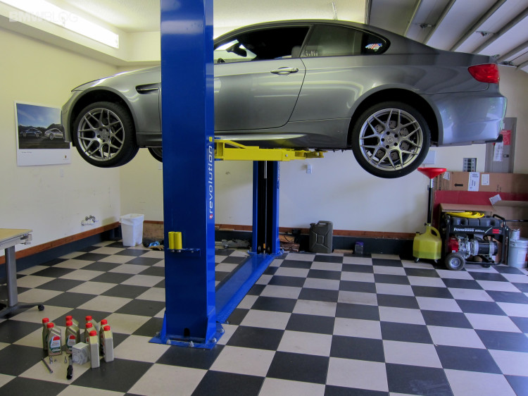 Bmw Oil Change Castrol 2 750x562 How To Change The Oil In