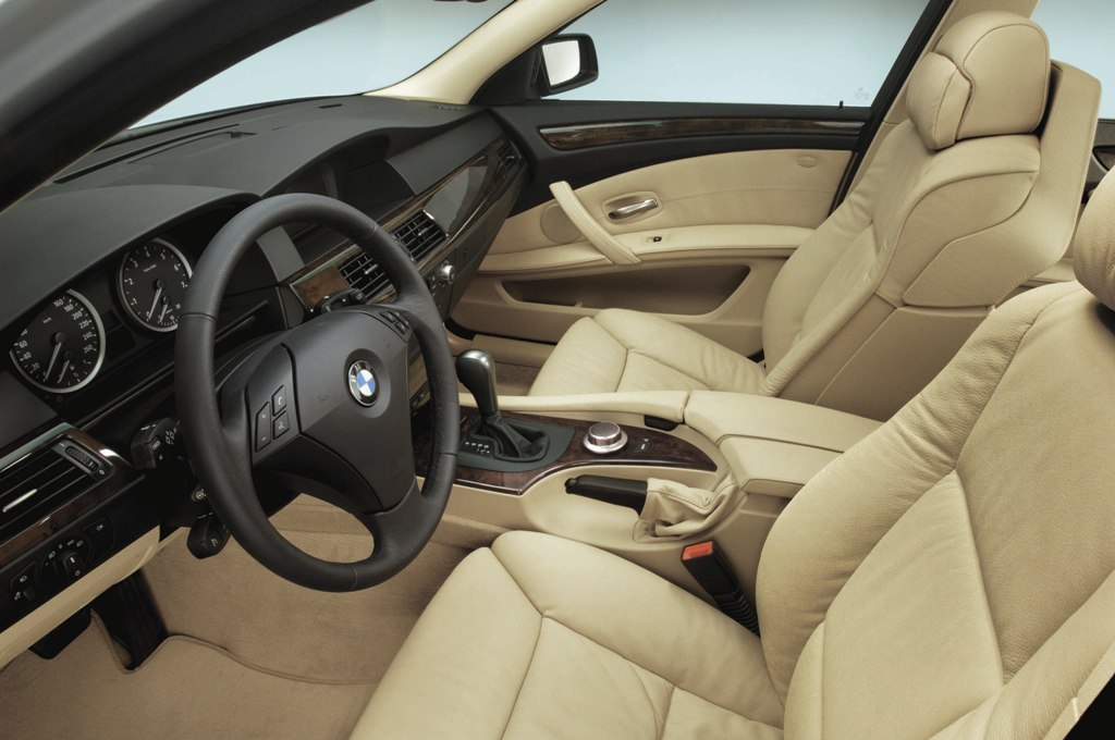 The interior was more spacious than the outgoing E39 and offered more 