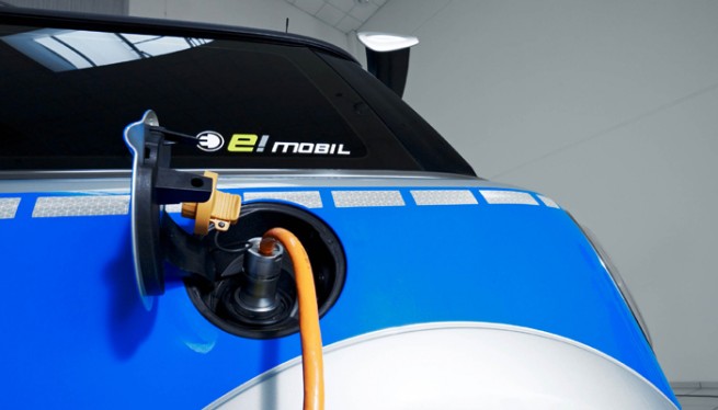 TUNE_IT_SAFE_Police_E-MINI_by_AC_Schnitzer_charging_02