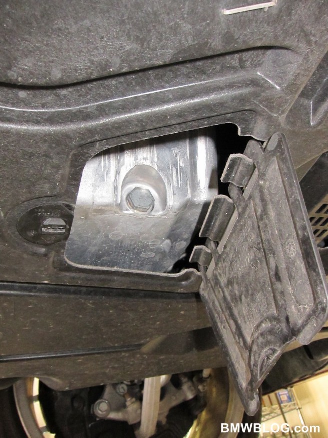 bmw-1m-oil-change-03