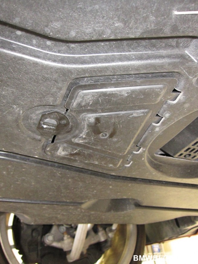 bmw-1m-oil-change-04