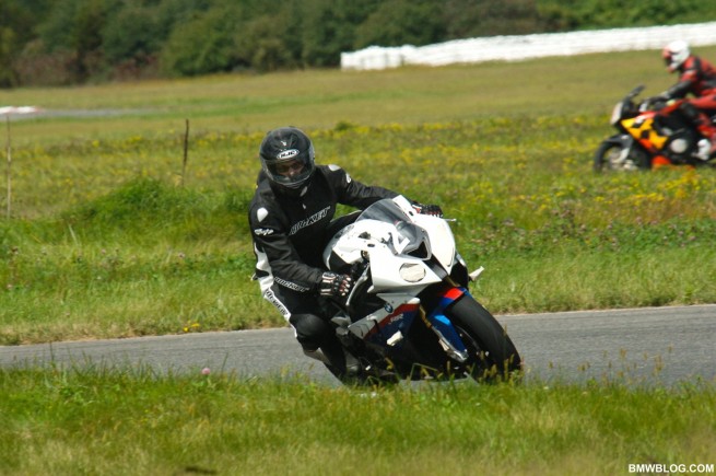 bmw-s1000rr-race-track-12