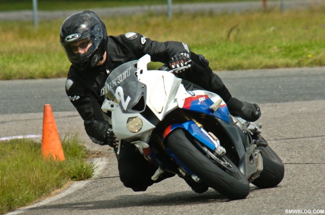bmw-s1000rr-race-track-14