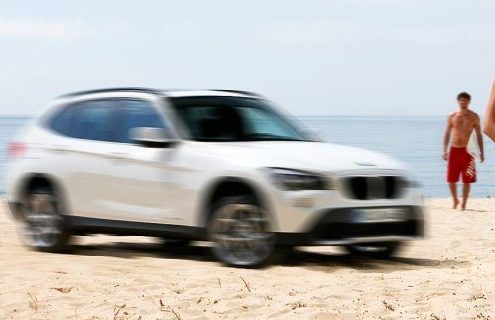 New BMW Teaser: X1 in white and on the beach